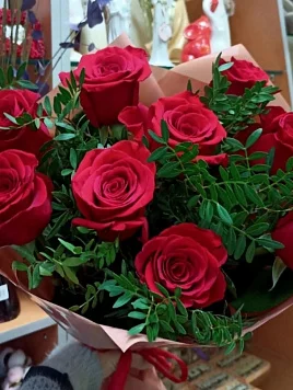 Букет из 9 красных роз с зеленью
